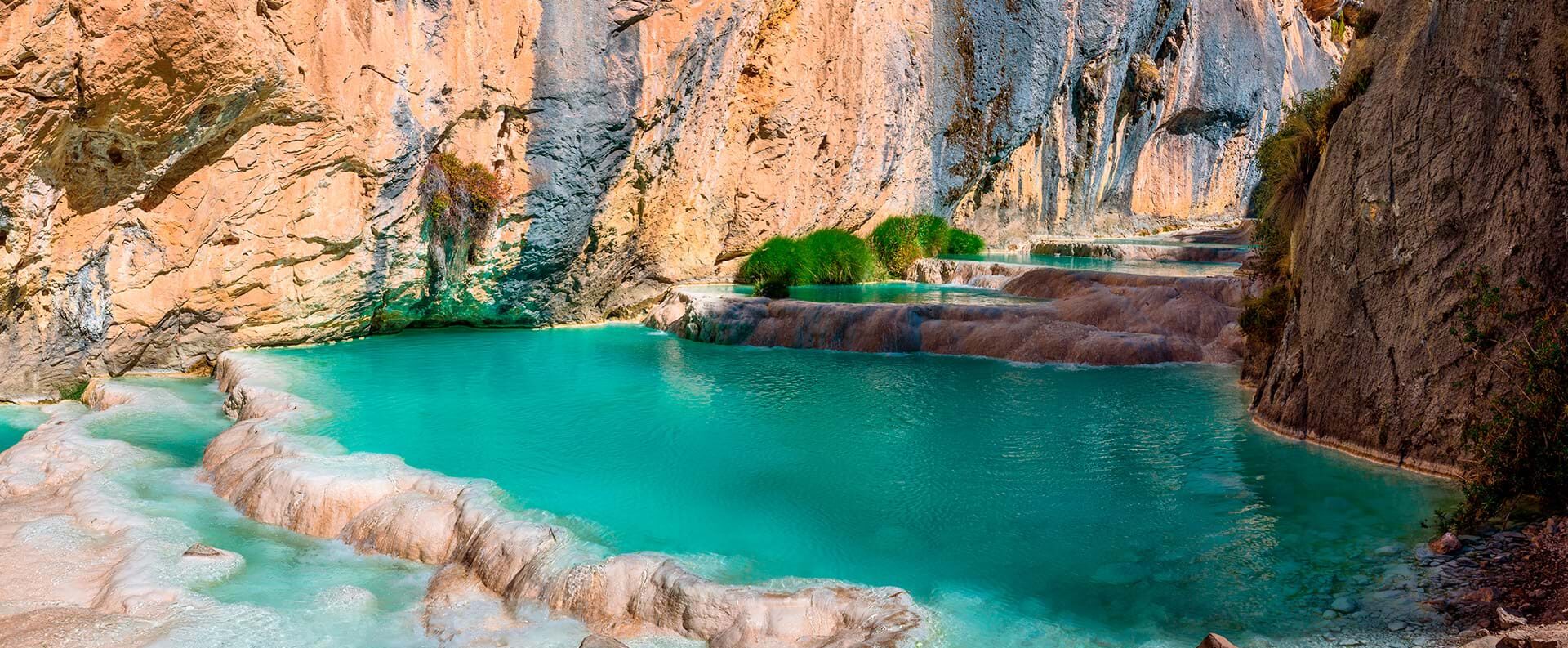 Agua turquesa entre rocas
