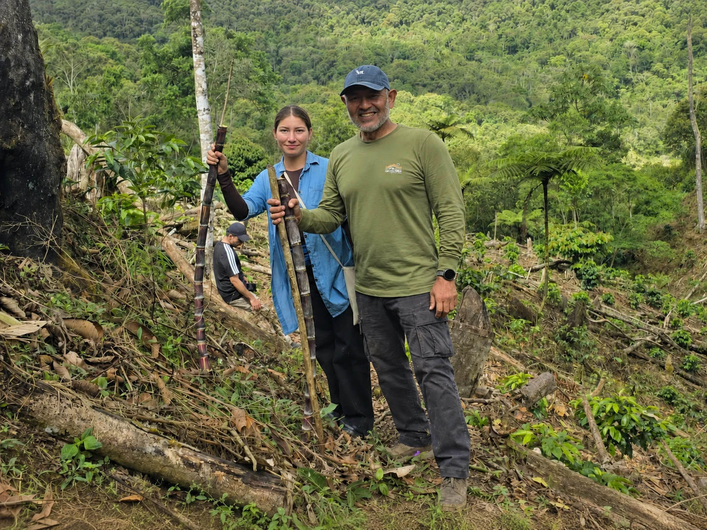 Francisco Arica Cruz y Lized Huamán Ramírez juntos durante una visita de Raíces al campo