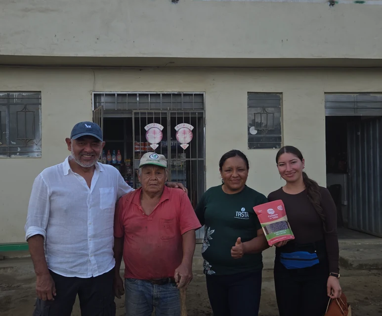 Dina durante una visita de Raíces