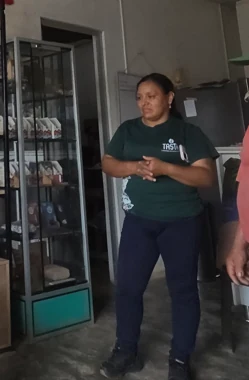 Dina en su espacio de trabajo