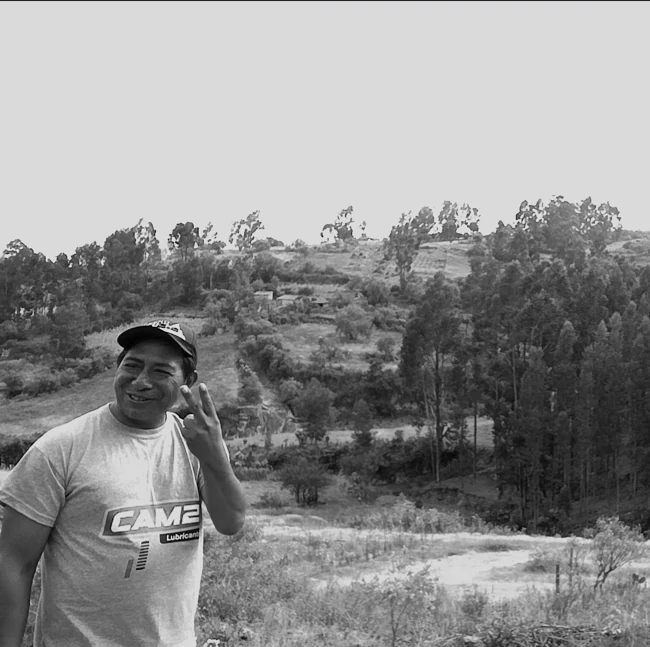 Fortunato en el paisaje de su comunidad