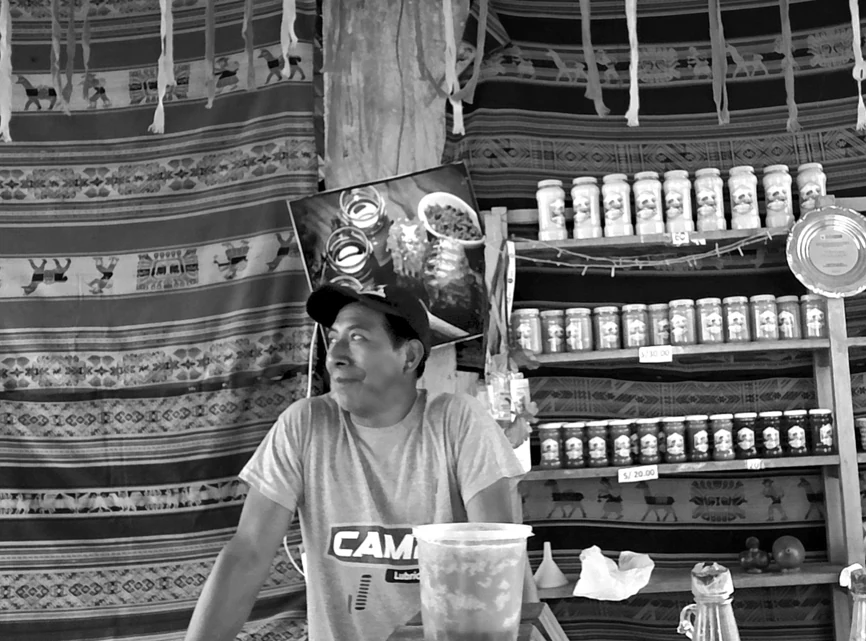 Fortunato dentro de su espacio de productos locales