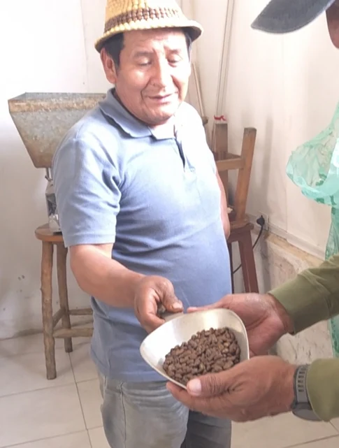 Pedro Ñahui mostrando una selección de granos