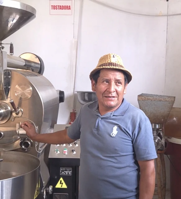 Pedro Ñahui junto a la tostadora